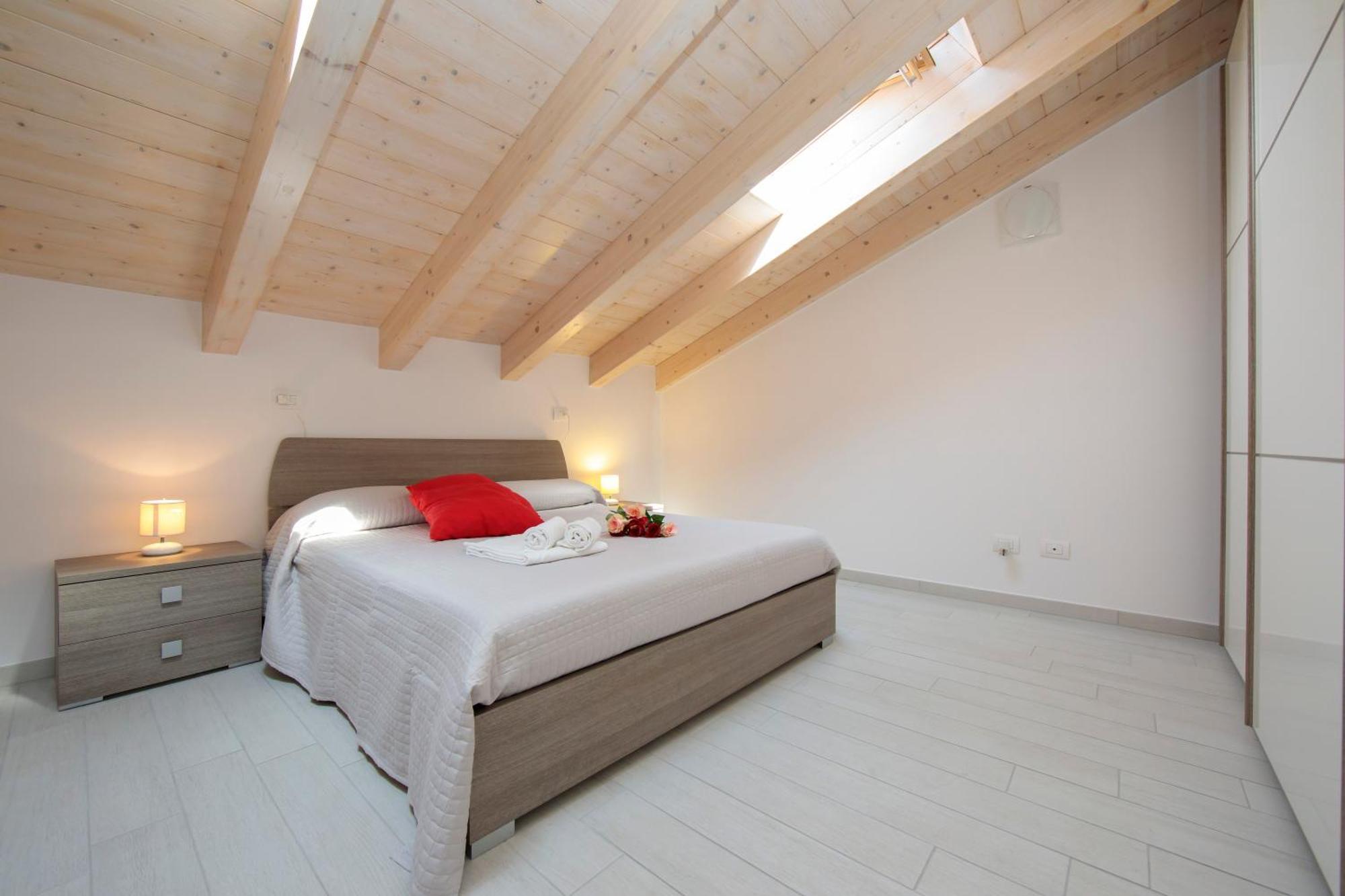Silver Lake Apartment - Happy Rentals Angera Eksteriør billede